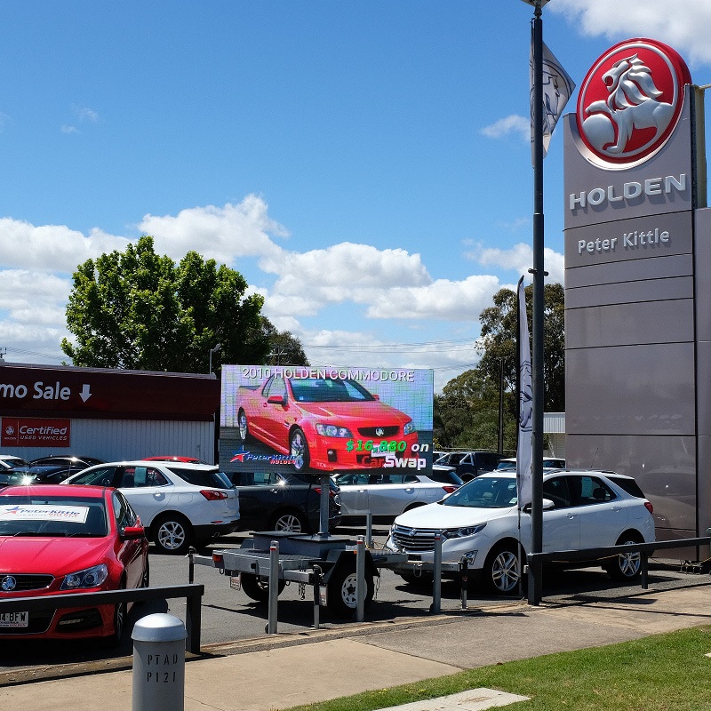 ELEDS LED pylon at Peter Kittle Holden dealership